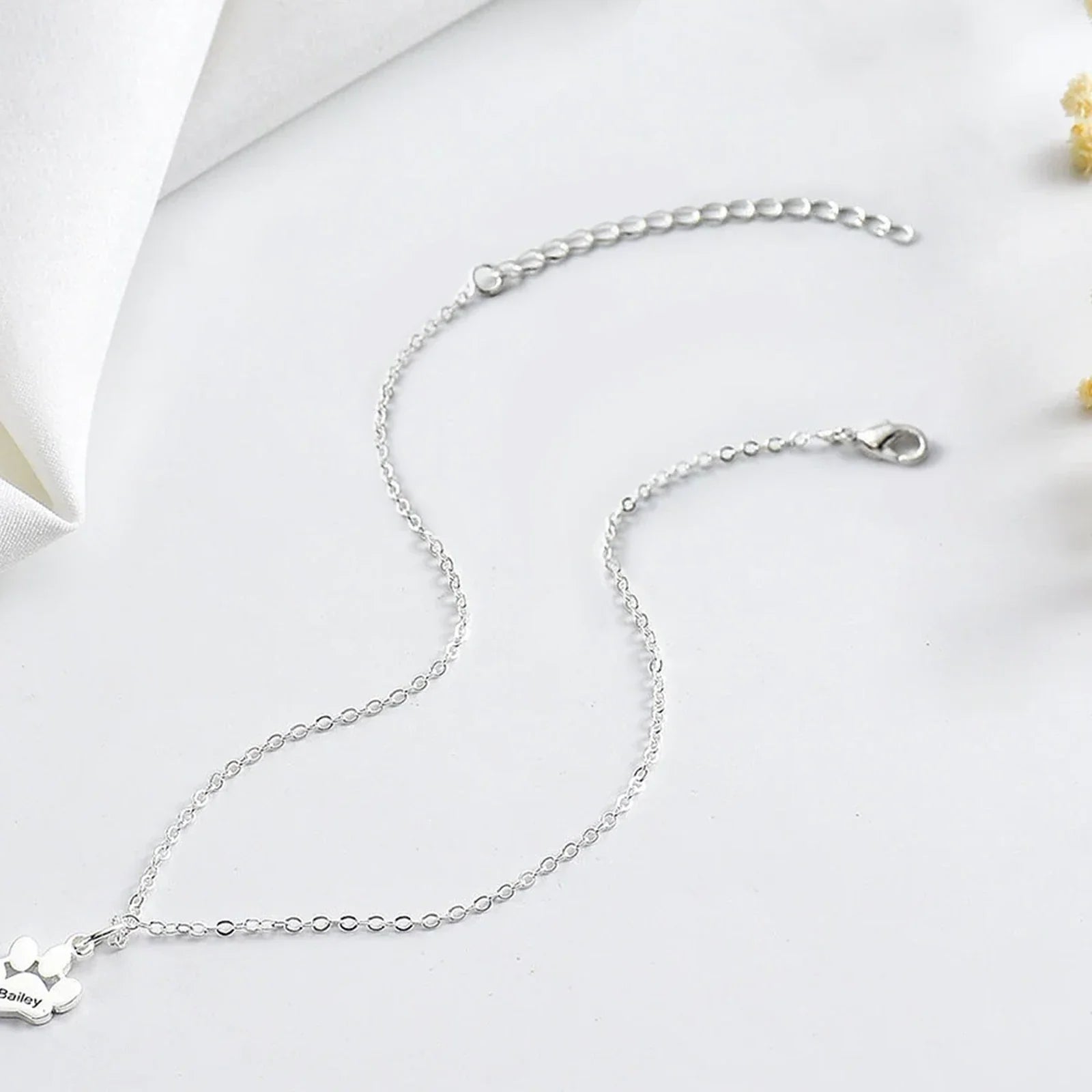 Chain necklace clasp detail