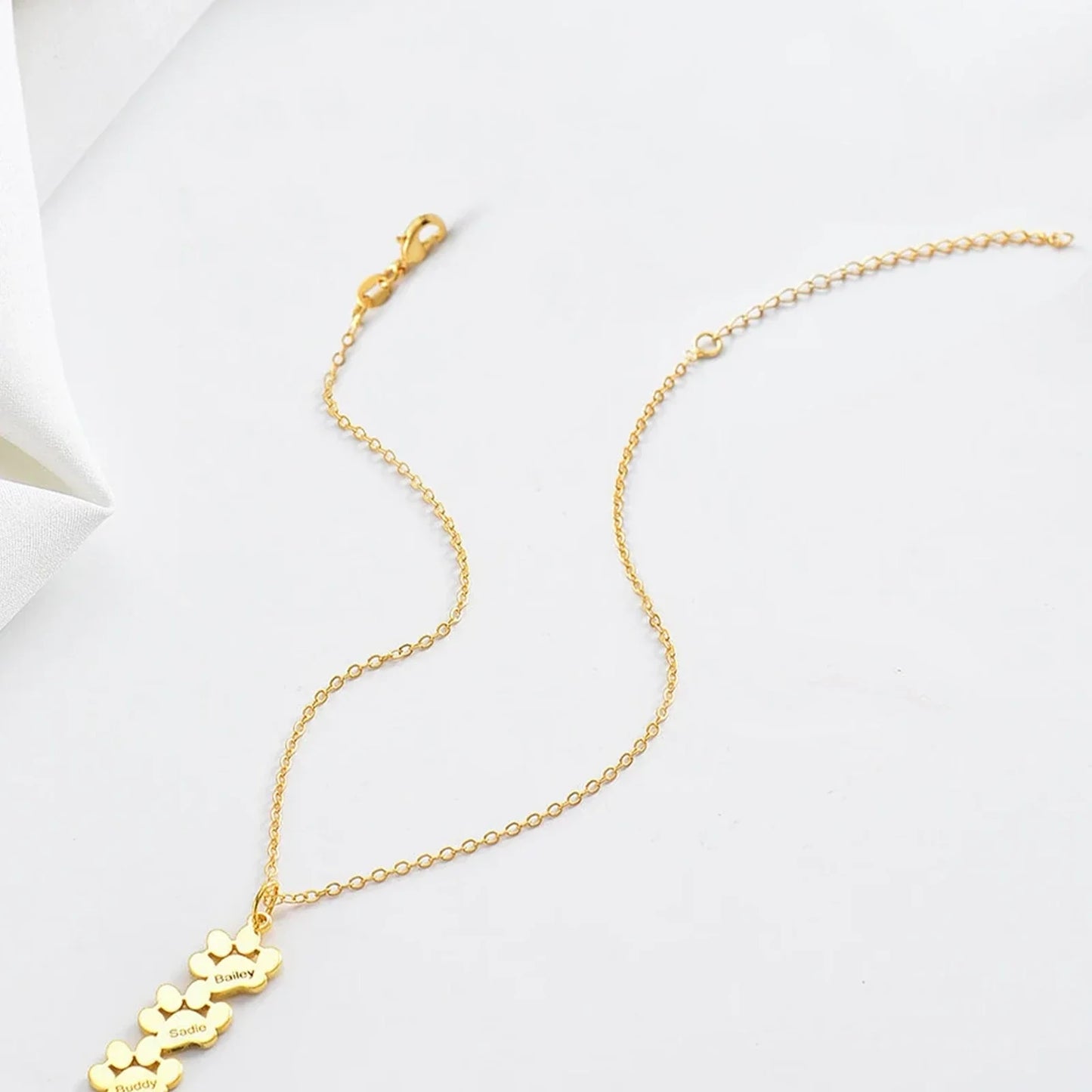 Gold chain detail